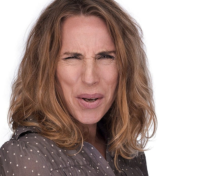 Portræt billede af Ann Eleonora Jørgensen, hun laver et sjovt ansigt - Fotograf Christian Krog - Portrætfotograf