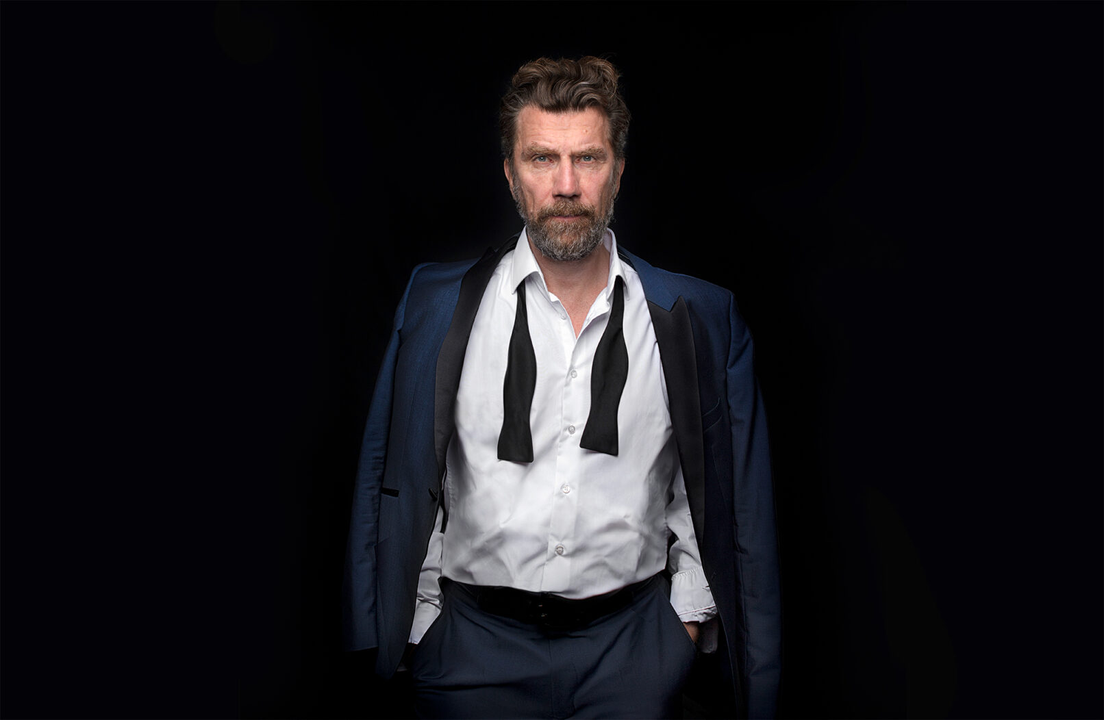 Jesper Lohmann i blå smoking