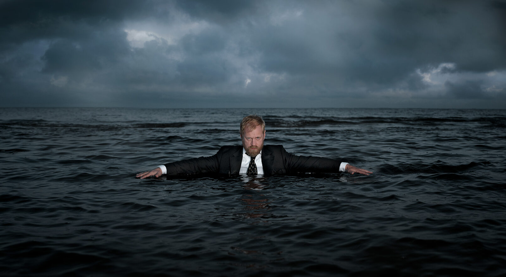 Carsten Bjørnlund i vandet med udstrakte arme