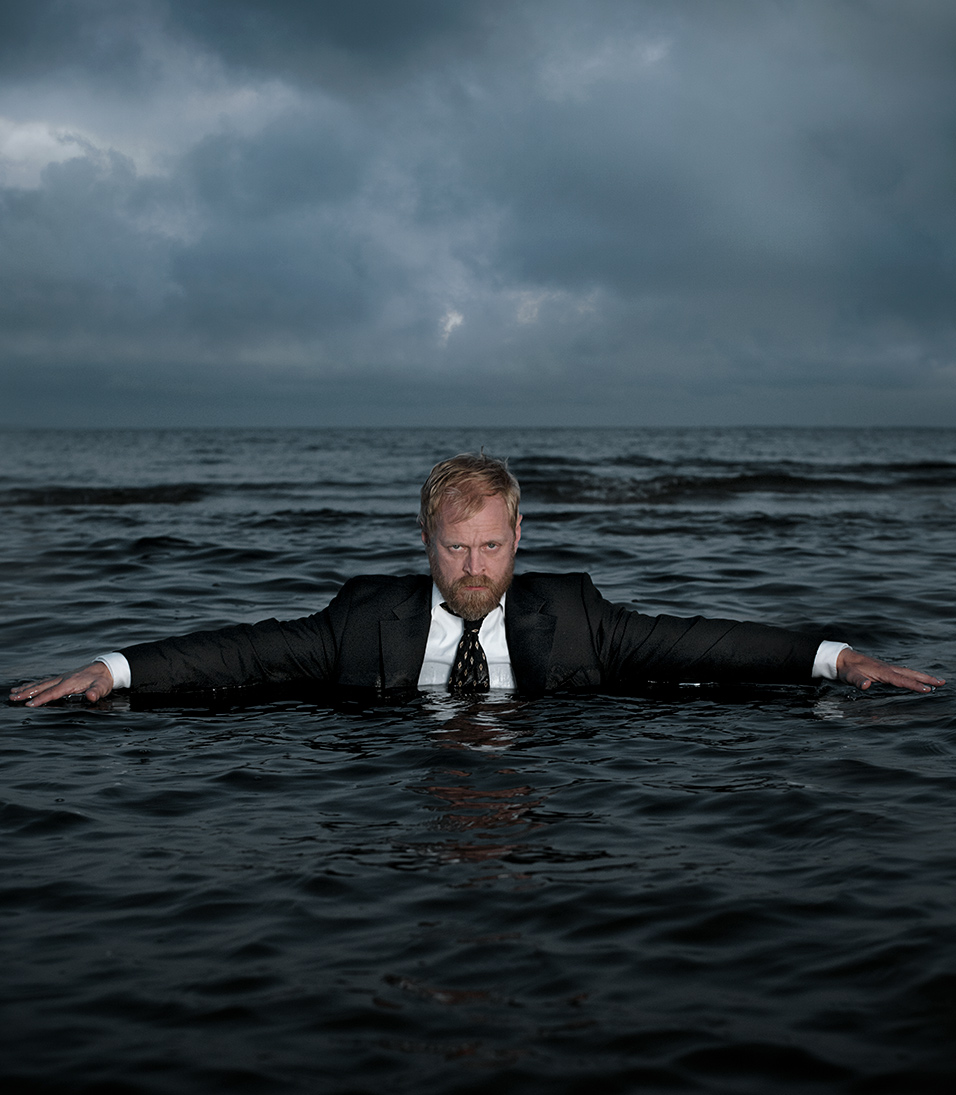 Carsten Bjørnlund i vandet med udstrakte arme